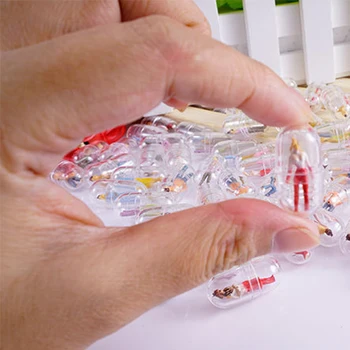 10pcs Mini Transparente Cápsula de Plástico Pílula Recipiente Medince Pílula Cor da Cápsula Pessoa Divisores de Figuras de Boneca Máquina