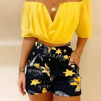 Verão, Praia de Terno 2021 Senhoras Brilhante Amarelo Plissado V-pescoço Curto mangas de Fora do Topo de ombro e estilo Tropical Impresso Shorts
